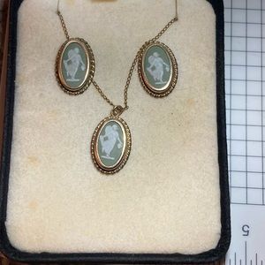 Beautiful vintage wedge wood GF earrings and necklace + pendant set !